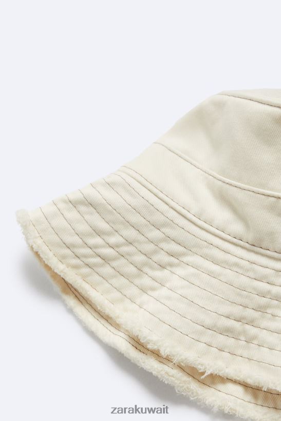 Zara قبعة دلو مخيطة بشكل علوي رجال بيج فاتح مُكَمِّلات 6L6LL81445