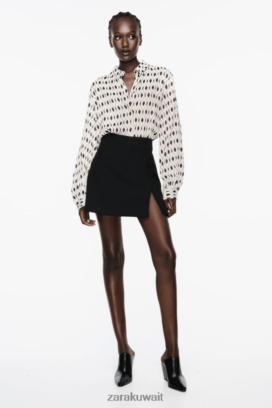 Zara قميص ساتان بطباعة هندسية نحيف بيج فاتح/أسود ملابس 6L6LL8331