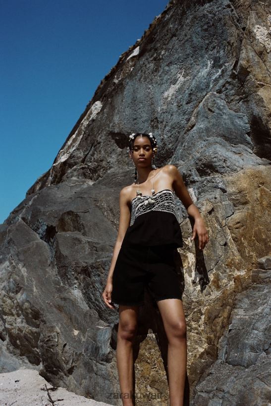 Zara شورت TRF متوسط ​​الارتفاع بقصة عادية نحيف أسود ملابس 6L6LL8551